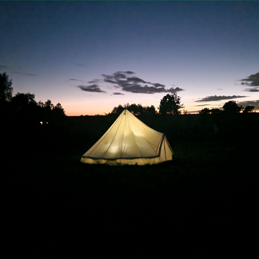 Beleuchtetes Zelt im Sonnenuntergang